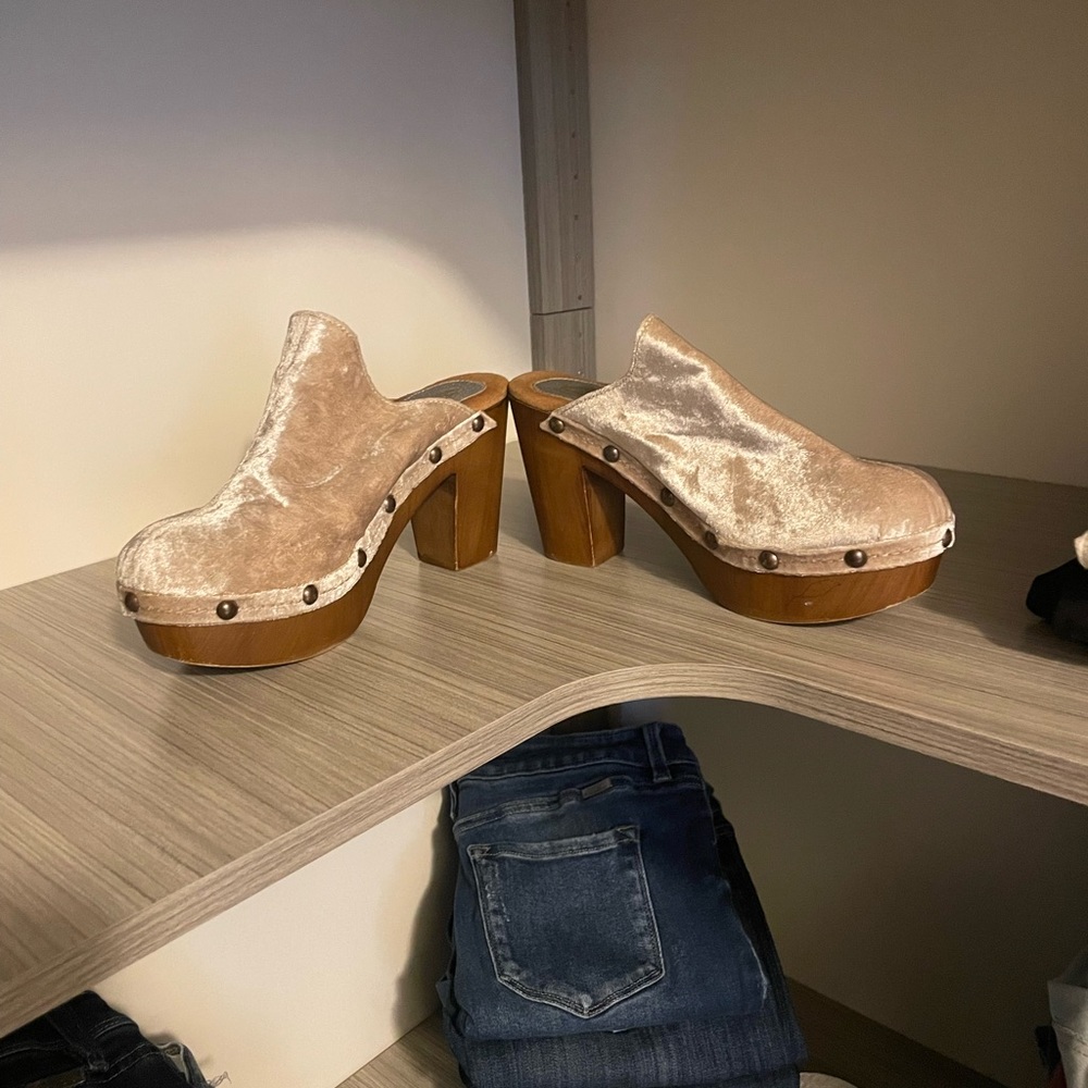 Sbicca cream clogs